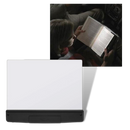 Lâmpada de leitura LED portátil Yks com luz suave, ideal para leitura noturna, mostrada conectada a um livro aberto.