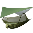 Rede de camping Sodial para camping e caminhada, vista de uma tente-hamac verde suspensa ao ar livre.