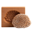 Forma de madeira para biscoitos com formato de ouriço, ideal para confeitaria e decoração de doces.