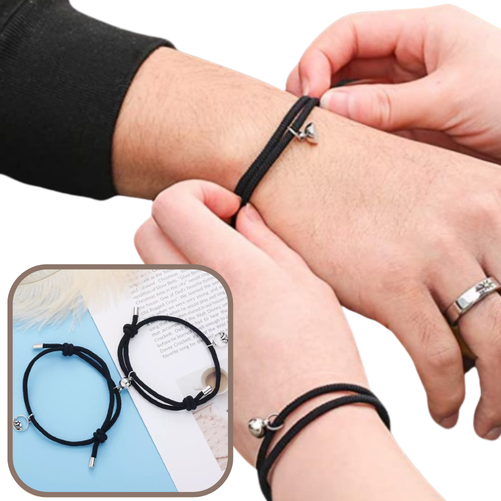 Par de pulseiras magnéticas ajustáveis para casal da marca Ladychenile, com detalhes elegantes e design moderno.