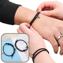 Par de pulseiras magnéticas ajustáveis para casal da marca Ladychenile, com detalhes elegantes e design moderno.