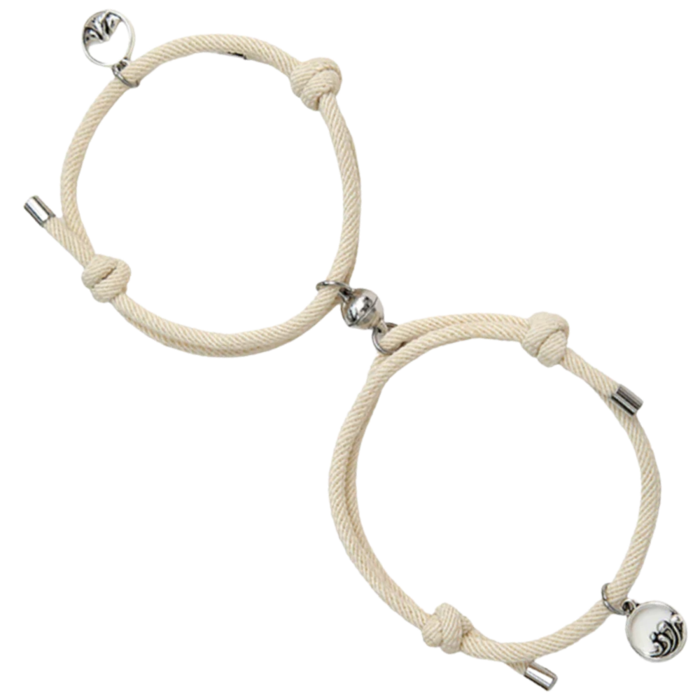 Par de pulseiras magnéticas para casais Ladychenile em tom bege, com detalhes elegantes e design para fortalecer vínculos.