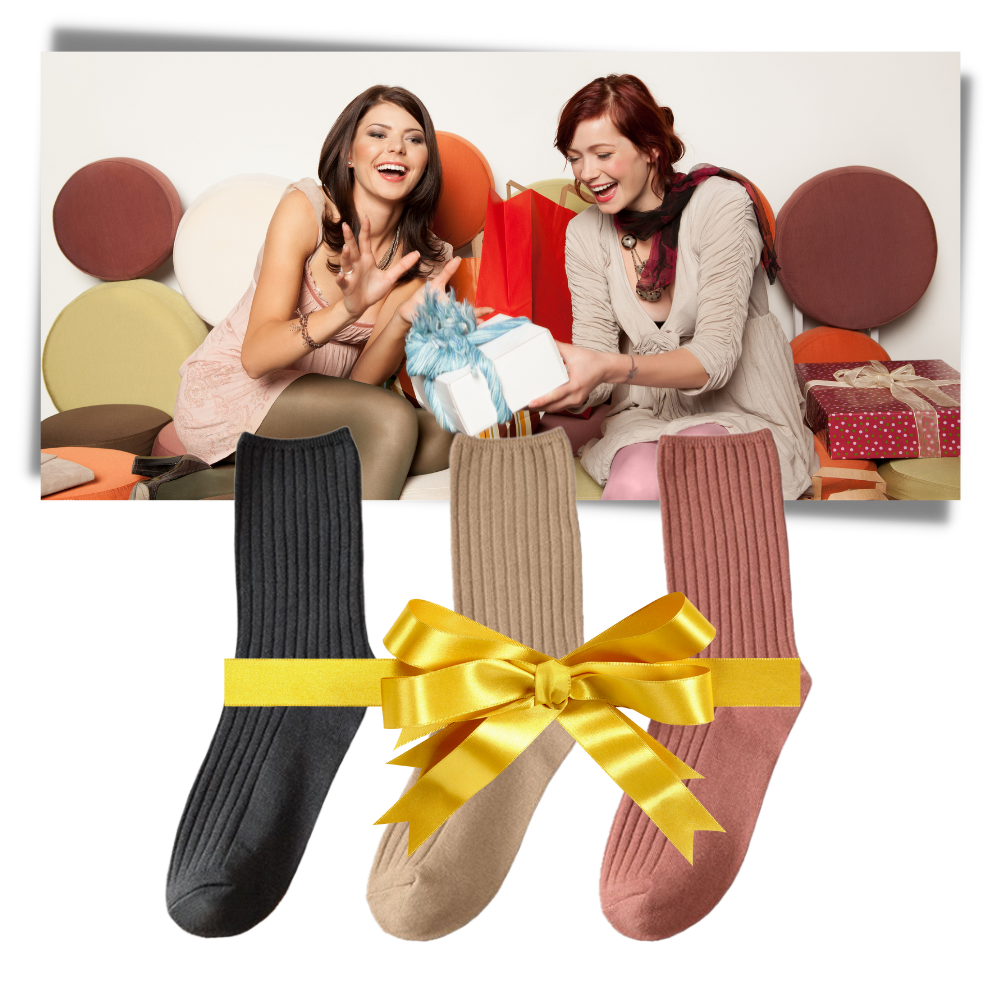 Três pares de meias de algodão com acabamento canelado da marca Sierra Socks, ideais para conforto e estilo feminino.