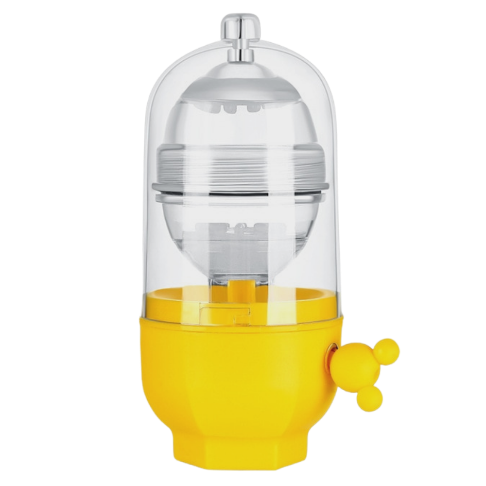 Batedor de ovos Lzndeal, eletrodoméstico de cozinha, em uso, com design compacto e funcional em ambiente de cozinha.