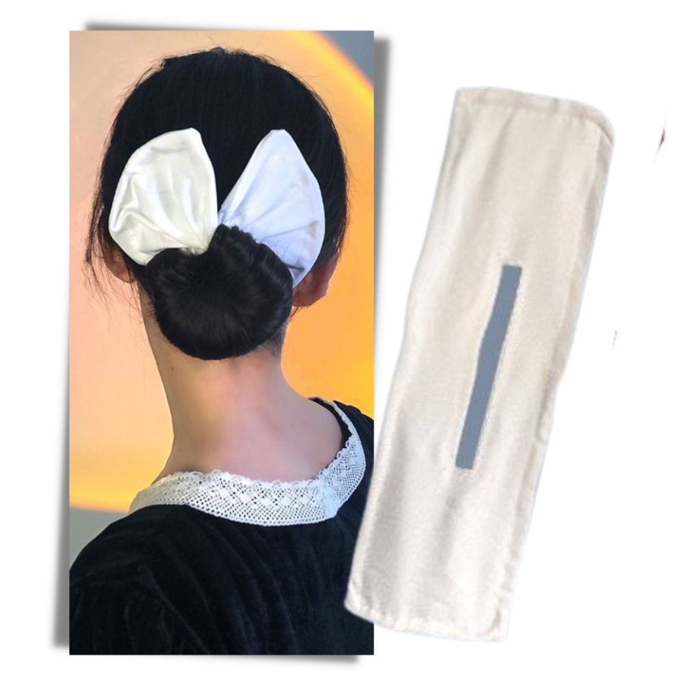 Acessório para cabelo da Mexco Trade Inc, ideal para fazer coques e penteados, mostrado em uma mão segurando o produto.