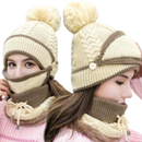 Conjunto de bonnets de inverno em tom bege, produzido pela marca Pirate Hat, com estilo aconchegante e confortável