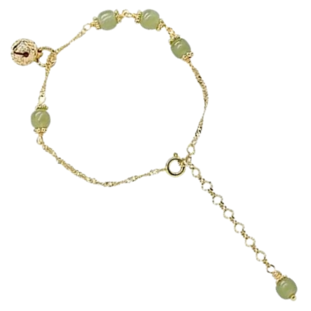 Pulseira de jade de Hetian com sinos, feita pela marca Falx, exibida em close com detalhes do material e acabamento.