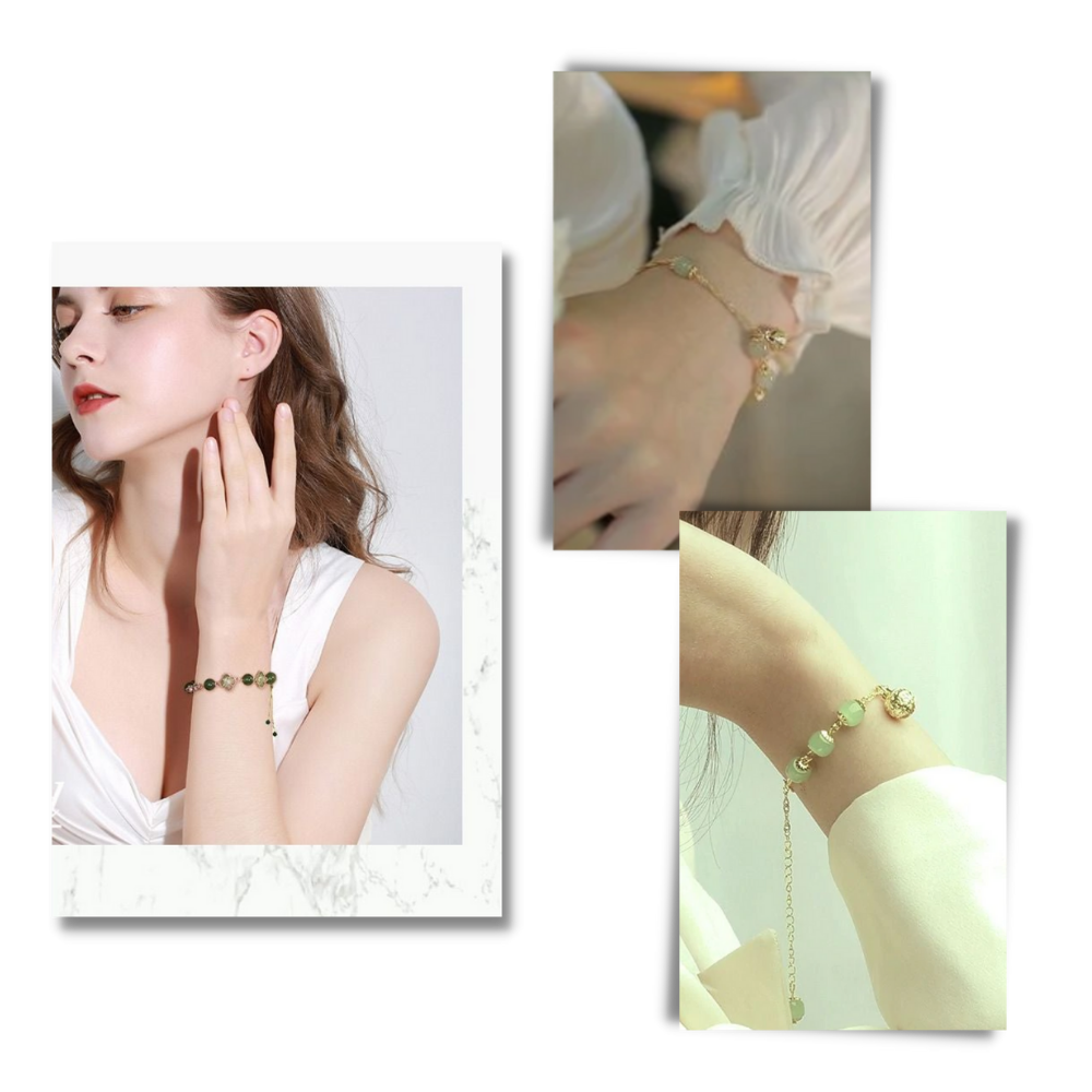 Pulseira de jade Hetian com sinos, acessório de moda da marca Falx, detalhe de sinos dourados na pulseira de jade.