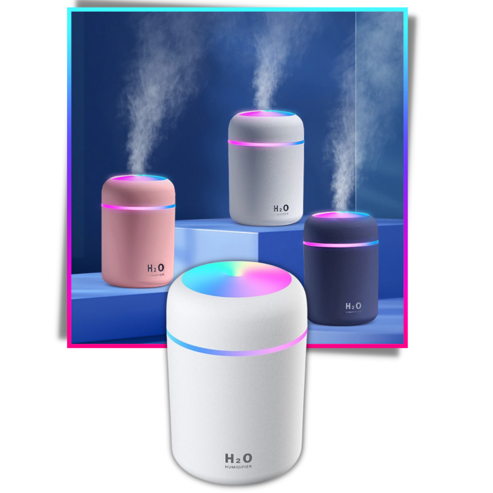 Um mini umidificador de ar e difusor de óleos essenciais da Hqzy, mostrando o dispositivo compacto em uso com vapor suave.