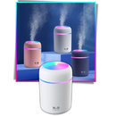 Um mini umidificador de ar e difusor de óleos essenciais da Hqzy, mostrando o dispositivo compacto em uso com vapor suave.