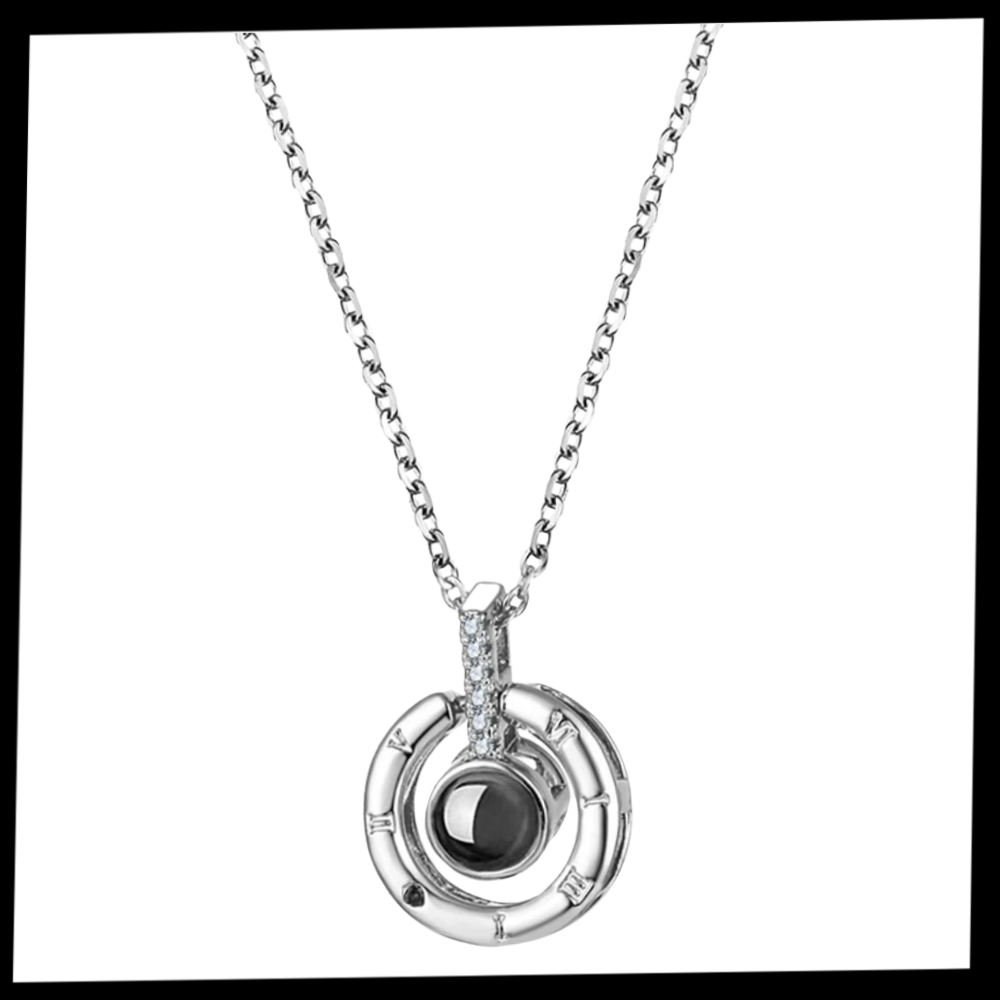 Colar "Je t'aime" em 100 línguas da marca Ka, com pingente delicado e design elegante, ideal para presente romântico.