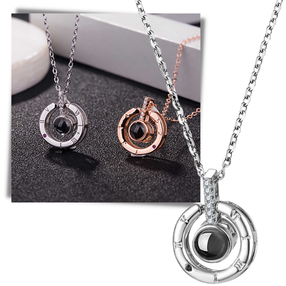 Colar "Je t'aime" em 100 línguas da marca Ka, feito de material resistente, com design delicado e letras visíveis.