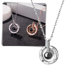 Colar "Je t'aime" em 100 línguas da marca Ka, feito de material resistente, com design delicado e letras visíveis.