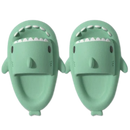 Chinelos de praia em forma de tubarão da marca Jianda, cor verde escura, com detalhes que parecem um requin.