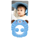 Touca de banho infantil Xiaocheng, protetor de orelhas e touca de banho confortável para crianças, em uso.