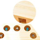 Brinquedo interativo de madeira com cinco buracos para gatos, acessório para entretenimento e estímulo mental.