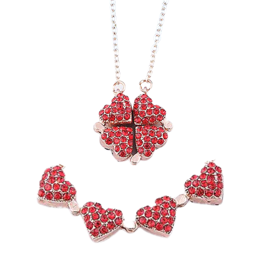 Colar ajustável em forma de coração com trevo de quatro folhas vermelho, da marca Katgi, em destaque na imagem.