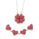 Colar ajustável em forma de coração com trevo de quatro folhas vermelho, da marca Katgi, em destaque na imagem.