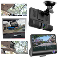 Câmera de bordo DVR Full HD Pittasoft instalada no painel de carro, capturando vídeo nítido durante a condução.