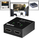 Divisor HDMI bidirecional 4K da Xcsource, com cabos conectados, mostrando entrada e saída para áudio e vídeo em alta resolução.
