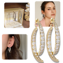 Brincos de ouro e prata Helevia em formato curvo cruzado, com design elegante e moderno.