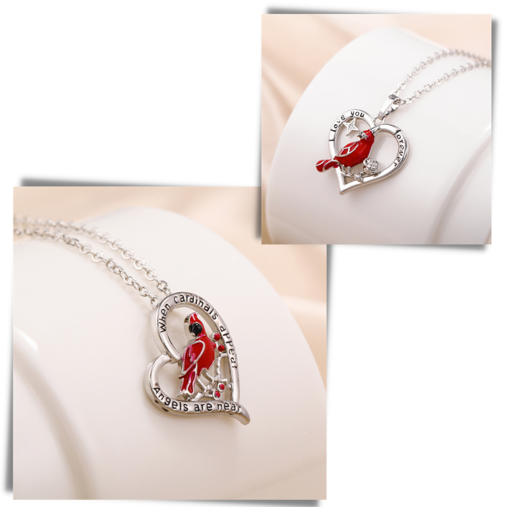 Colar com pingente de cardeal em forma de coração da marca Ottwn, joia delicada e elegante para uso diário.