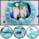 Necessaire de maquiagem pliável com cordão de fechamento, da marca Lay-N-Go, ideal para organização de produtos de beleza em viagem.