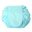 Necessaire de maquiagem dobrável azul com cordão de fechamento, ideal para organizar produtos de beleza de forma prática.