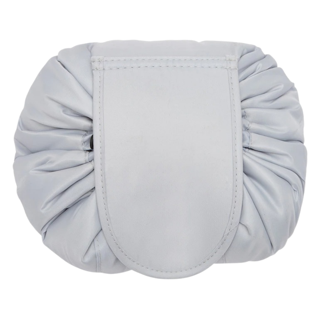Necessaire de maquiagem dobrável com cordão de fechamento da marca Lay-N-Go, bolsa cinza para organização de produtos de beleza.