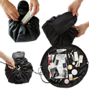 Bolsa de maquiagem dobrável Lay-N-Go com fechamento de cordão, prática para armazenamento e acesso rápido a produtos de beleza.