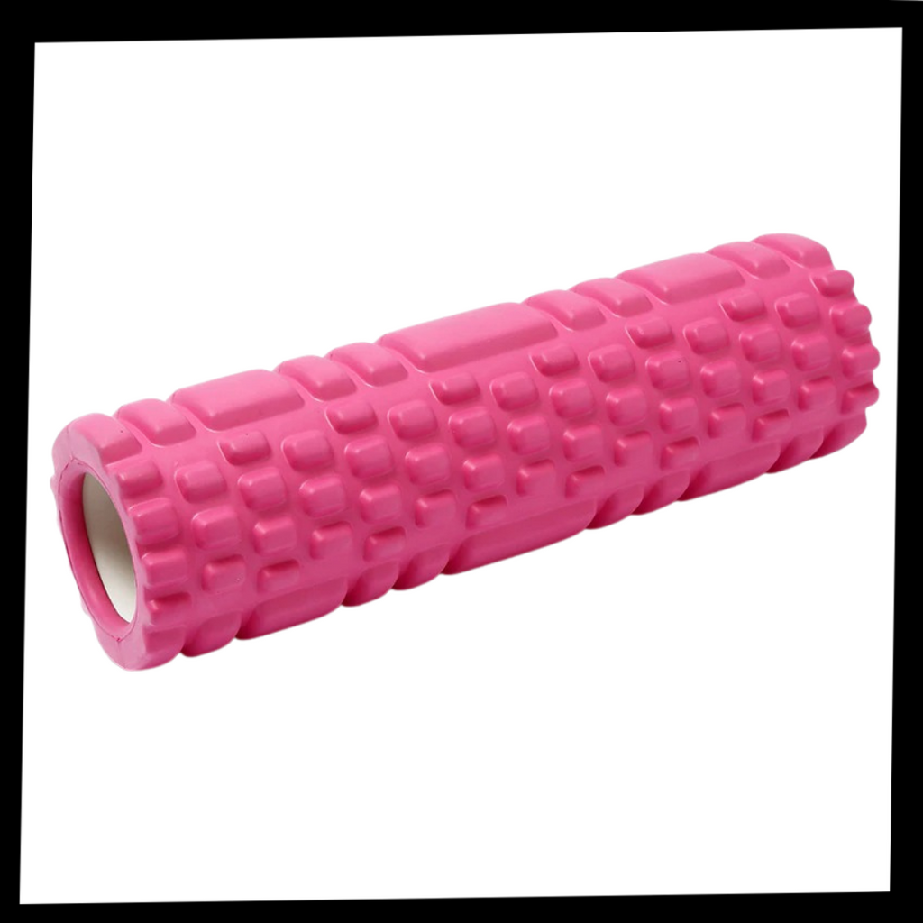 Rouleau de mousse Black para exercícios de Pilates e yoga, usado para massagem e alongamento, visível na imagem.