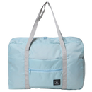 Saco de viagem polochon dobrável azul claro da marca Dupashio, com alças e espaço para roupas e objetos pessoais.