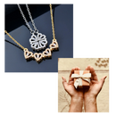 Colar em forma de coração com folha de quatro, joia delicada da marca Jsqnanchi, destaque para o design elegante e delicado.
