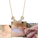 Colar em forma de coração com quatro folhas, joia da marca Jsqnanchi, destaque para o design delicado e detalhes brilhantes