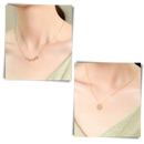 Colar em forma de coração com quatro folhas, joia delicada da marca Jsqnanchi, com design elegante e detalhes sofisticados.