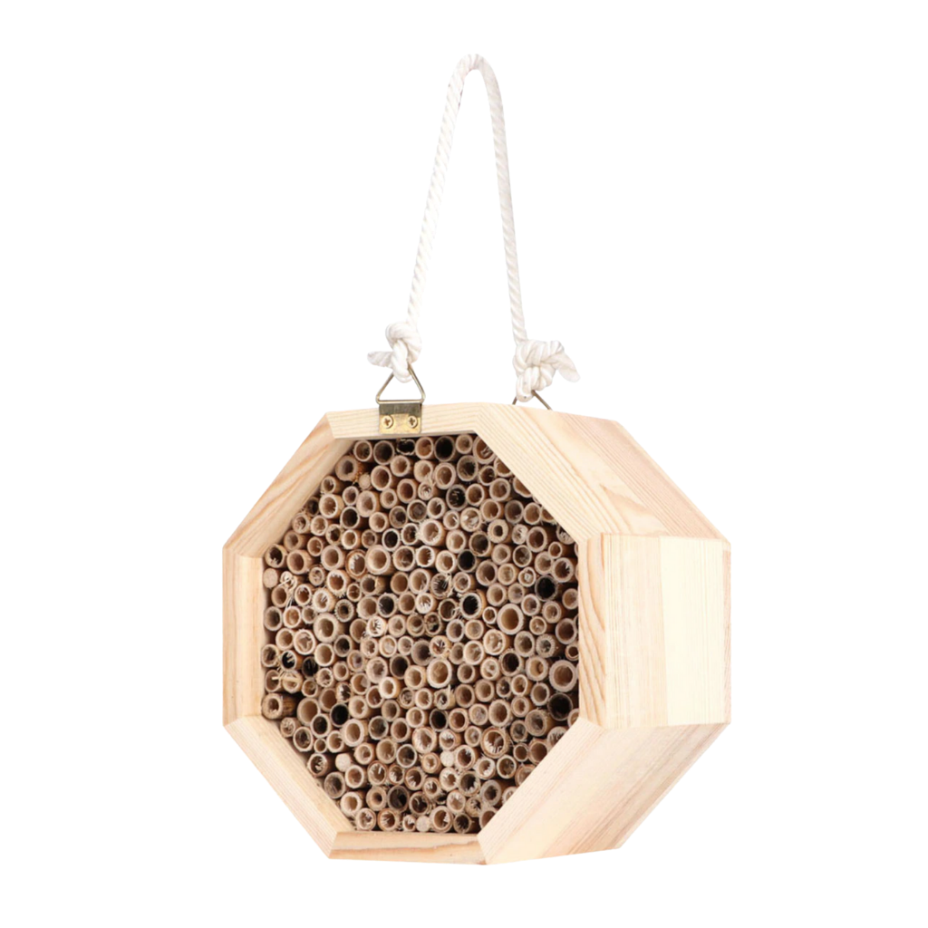 Casa de madeira hexagonal para abelhas, produto de desinsetização da marca Stibadium, com estrutura de decoração para abelhas.