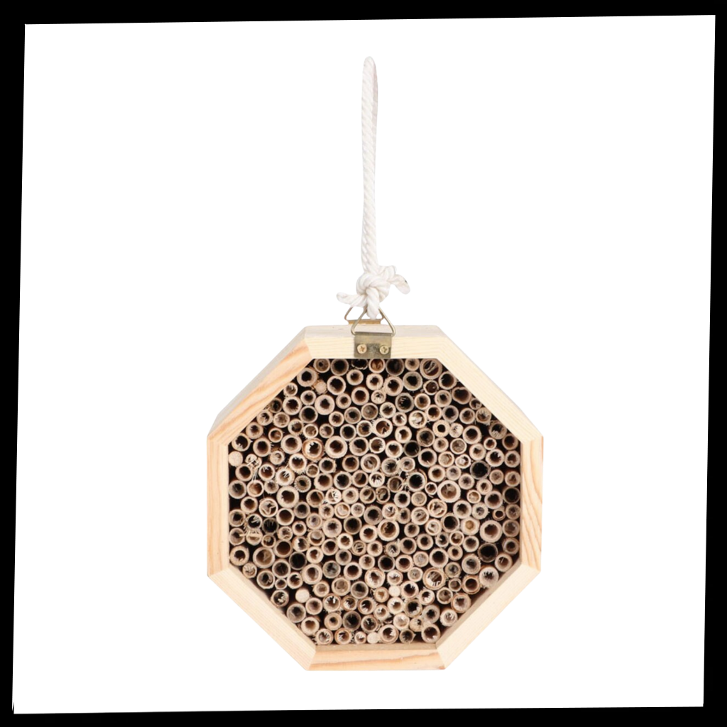 Casa de madeira hexagonal para abelhas, produto de desinsetização da marca Stibadium, com estrutura de madeira para abelhas.