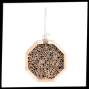 Casa de madeira hexagonal para abelhas, produto de desinsetização da marca Stibadium, com estrutura de madeira para abelhas.