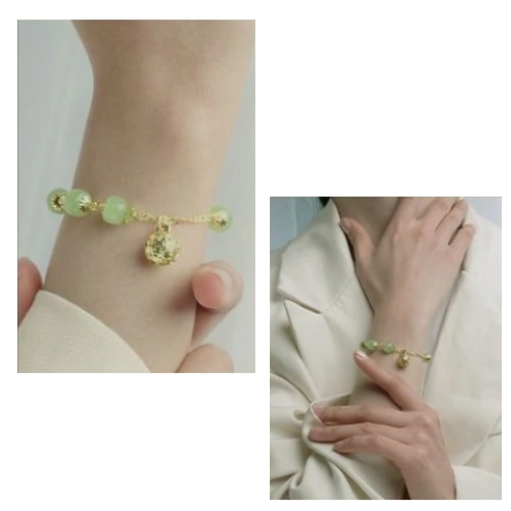 Pulseira ajustável de jade de Hetian da marca Falx, com pingentes de sino, em tom verde claro.