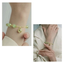 Pulseira ajustável de jade de Hetian da marca Falx, com pingentes de sino, em tom verde claro.