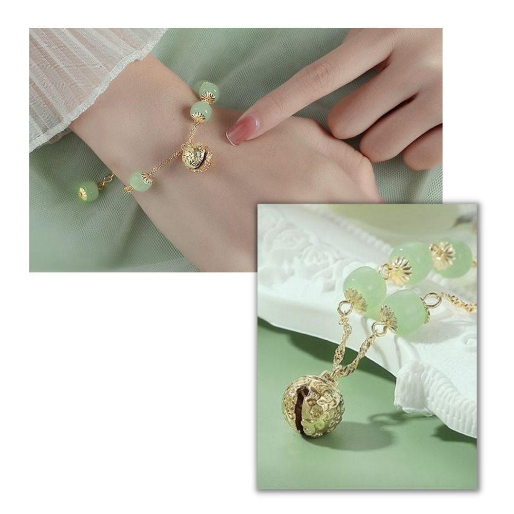 Pulseira de jade de Hetian com sino, acessório de pulso da marca Falx, destacando o detalhe do sino na pulseira de jade.