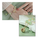 Pulseira de jade de Hetian com sino, acessório de pulso da marca Falx, destacando o detalhe do sino na pulseira de jade.
