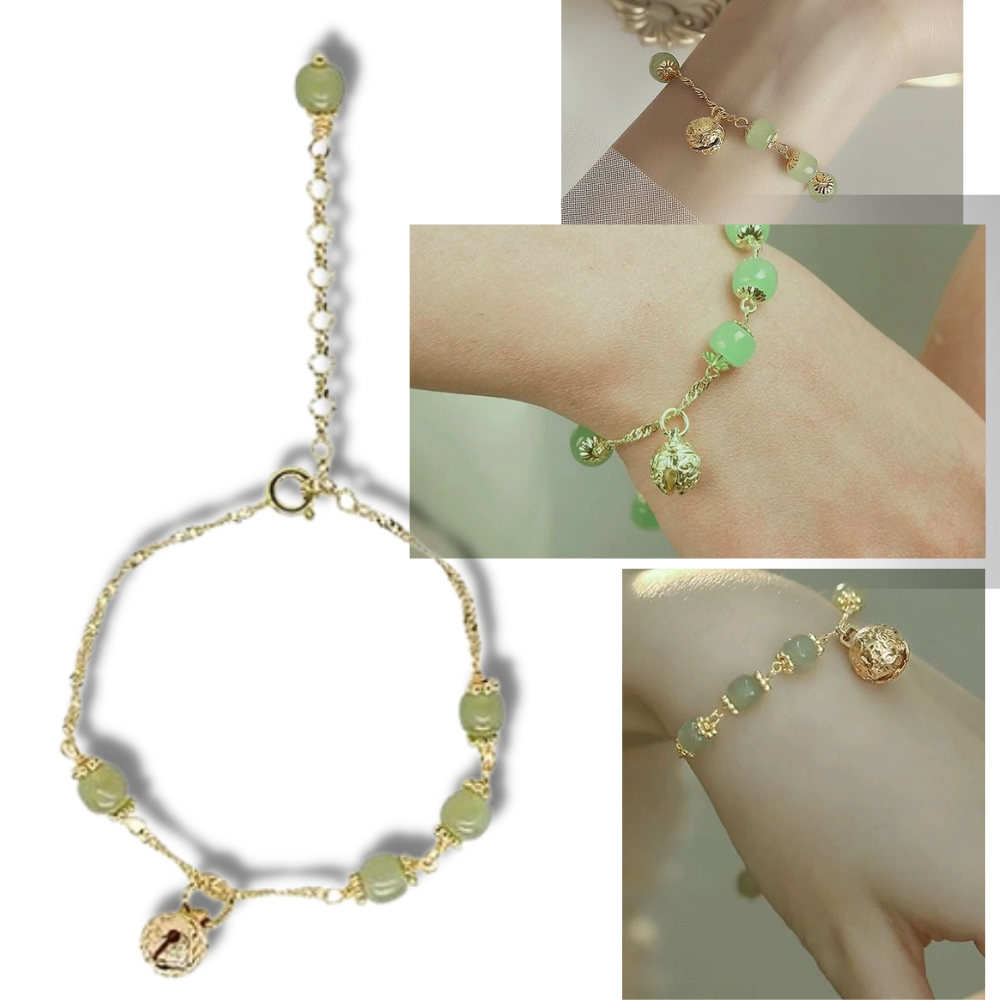 Pulseira de jade Hetian com sino, estilo artesanal, feita pela marca Falx, visível detalhes da peça em imagem.