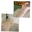 Pulseira de jade Hetian com pingentes de sino, feita pela marca Falx, exibindo detalhes do material e acabamento refinado.