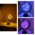 Luminária de noite "Lune" da Relax Dream, lâmpada LED de ambiente com design de lua encantada, iluminando suavemente o espaço.