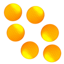 Seis bolas de golfe luminosas Yotijar com LEDs amarelos, visíveis em uma superfície de campo de golfe.
