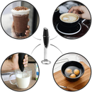 Mousseur de leite elétrico portátil da Powerlix com suporte, utensílio de cozinha para fazer espuma de leite.