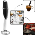 Mousseur de leite elétrico portátil Powerlix, leve, com suporte para preparar bebidas cremosas em casa.