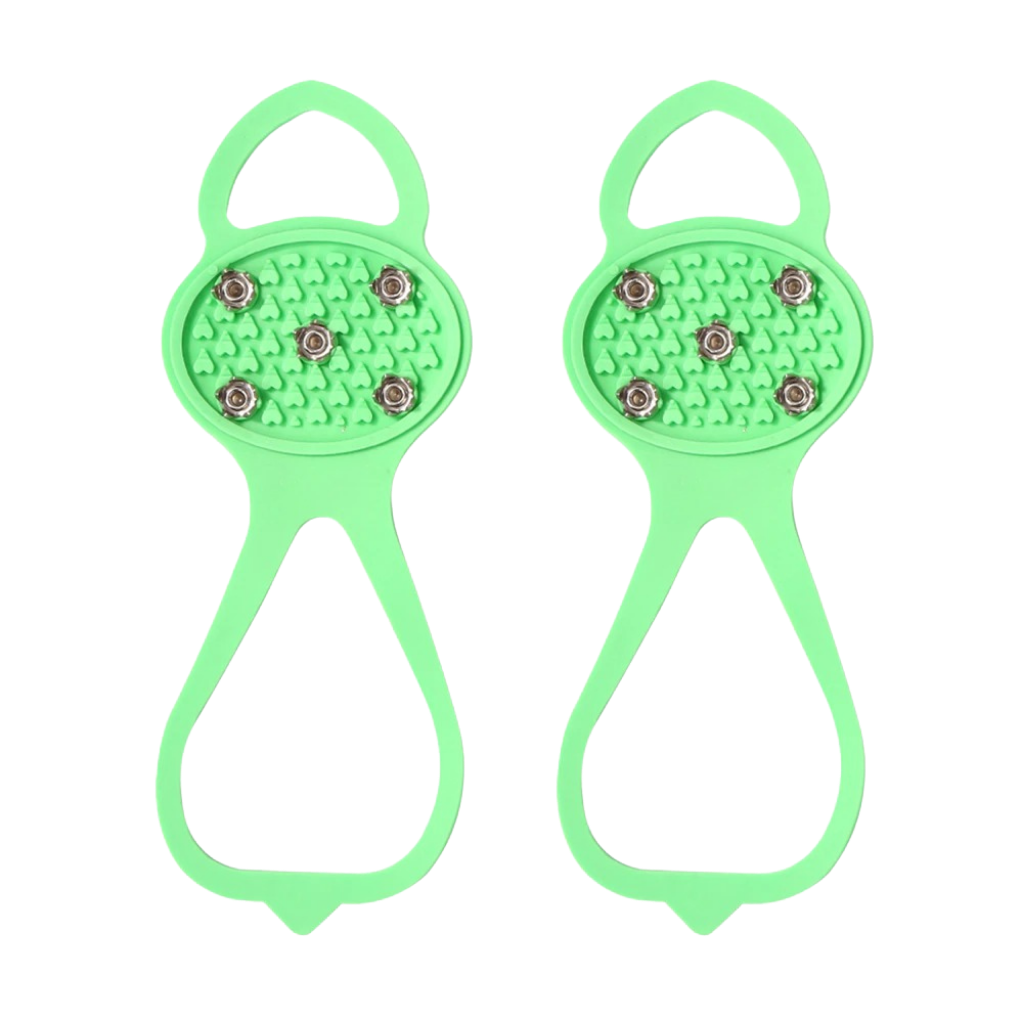 Crampons antideslizantes verdes da Flyingtoy para atividades de inverno, com picos para melhor aderência em superfícies geladas.