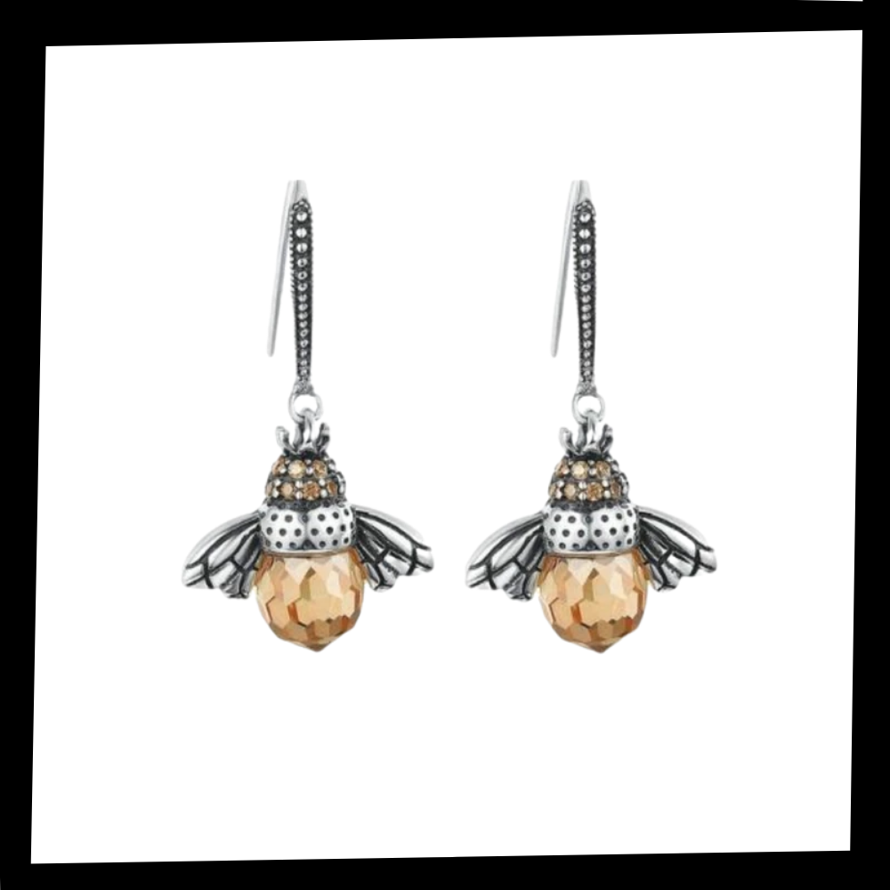 Brincos de orelha em forma de abelha da marca Sanume, com detalhes dourados e design delicado para orelhas femininas.